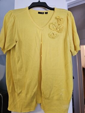 4/$25 East 5th Sunny Yellow V-Neck Short Sleeve Cardigan with Floral Appliques
